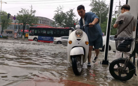 <b>河北燕郊行宫东大街积水成河</b>